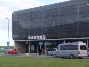 Iš Kauno oro uosto skraido praktiškai vienintelis "Ryanair", tačiau pigių skrydžių mėgėjams tai vienos patraukliausių biudžetinių avialinijų, kurių bilietai graibstomi.