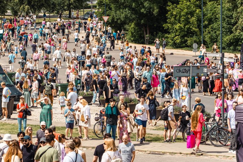 
                    Vilniaus šaltibarščių festivalis: dalyvius subūrė rekordinio ilgio stalas, čiuožykla ir gausybė pramogų                