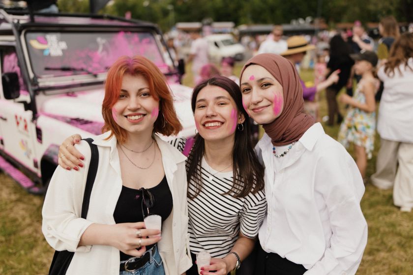 
                    Vilniaus šaltibarščių festivalis: dalyvius subūrė rekordinio ilgio stalas, čiuožykla ir gausybė pramogų                