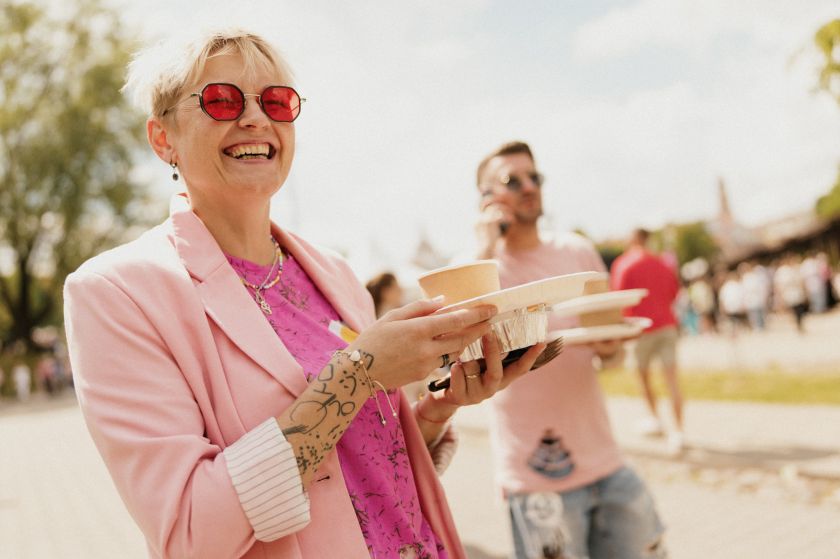 
                    Vilniaus šaltibarščių festivalis: dalyvius subūrė rekordinio ilgio stalas, čiuožykla ir gausybė pramogų                