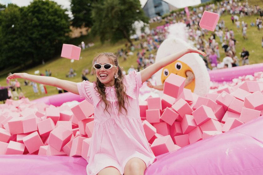 
                    Vilniaus šaltibarščių festivalis: dalyvius subūrė rekordinio ilgio stalas, čiuožykla ir gausybė pramogų                