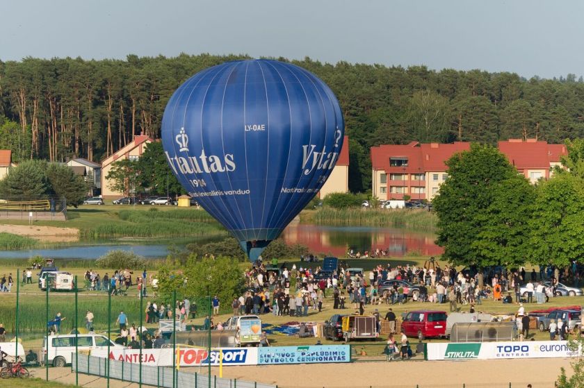 Vasariška sporto fiesta Birštone: danguje varžysis karšto oro balionų oreiviai, žemėje – galiūnai