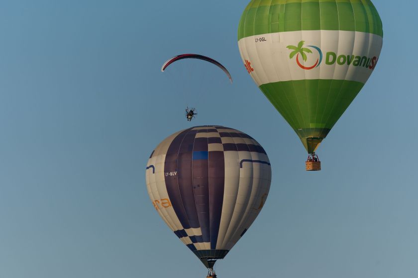 Vasariška sporto fiesta Birštone: danguje varžysis karšto oro balionų oreiviai, žemėje – galiūnai