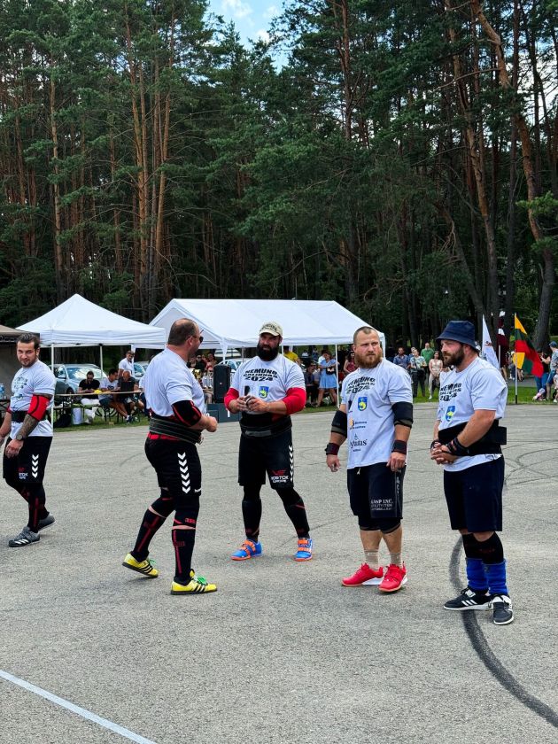 Vasariška sporto fiesta Birštone: danguje varžysis karšto oro balionų oreiviai, žemėje – galiūnai